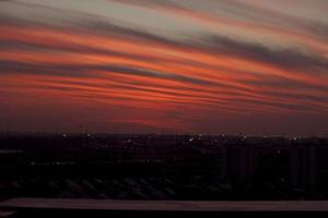 un coucher de soleil fou en israël vue sur la terre sainte photo