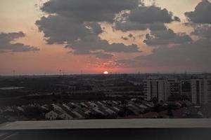 un coucher de soleil fou en israël vue sur la terre sainte photo