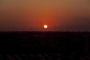 un coucher de soleil fou en israël vue sur la terre sainte photo