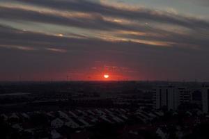 un coucher de soleil fou en israël vue sur la terre sainte photo