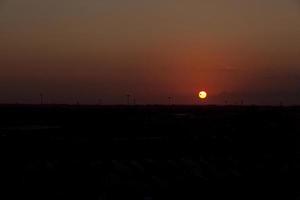 un coucher de soleil fou en israël vue sur la terre sainte photo