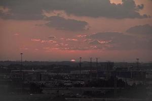 un coucher de soleil fou en israël vue sur la terre sainte photo