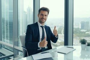 Beau homme d'affaire est montrant les pouces en haut geste et souriant tandis que travail dans bureau. ai généré. photo