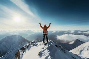 grimpeur sur le Haut de une Montagne avec le sien bras soulevé. ai généré. photo