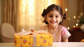 mignonne peu fille avec cadeau boîte dans pièce décoré pour Nouveau an. ai généré. photo