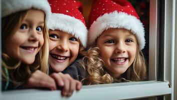 portrait de souriant peu les filles dans Père Noël Chapeaux à la recherche en dehors le la fenêtre. ai généré. photo