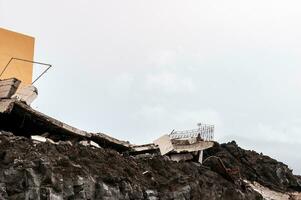 bâtiment détruit par le volcanique lave couler de le cumbre vieja volcan, sur le île de la palma photo