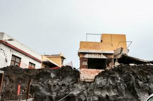 bâtiment détruit par le volcanique lave couler de le cumbre vieja volcan, sur le île de la palma photo