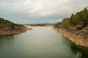 tejo rivière, dans le Portugal, avec une inférieur l'eau niveau à propos 20 mètres dû à climat changement photo