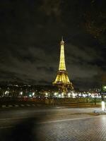 la perspective de le Eiffel la tour dans Paris illuminé à le fin de le journée photo