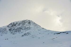 hiver paysage montagnes avec neige photo