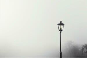 lampadaire dans le brouillard sur une brumeux journée. ai généré photo