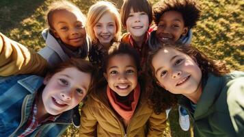 Haut photo de en riant les enfants pris avec une fisheye caméra. génératif ai