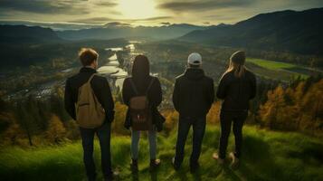 une groupe de alpiniste copains en train de regarder le vue de une colline. génératif ai photo