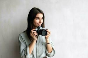 femme en portant caméra. produire ai photo