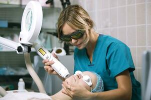 femme subissant laser peau traitement photo