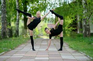 Jeune gymnaste les filles posant Extérieur photo