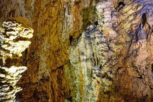 l'intérieur de la célèbre grotte karstique du géant à trieste, en italie.