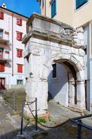 ancienne porte d'entrée de la ville romaine, dans le vieux centre-ville de trieste. photo