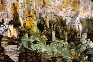 l'intérieur de la célèbre grotte karstique du géant à trieste, en italie.