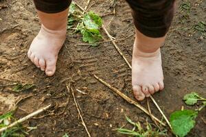 sale enfants nu pieds sur le sol photo