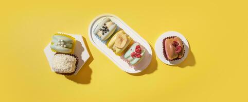 ensemble de différent macarons sur podiums Jaune Contexte Haut voir, plat poser. bannière photo