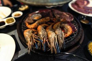 boeuf et crevettes sur le grill au restaurant photo