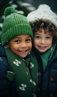 deux des gamins souriant ensemble. hiver saison. le coucher du soleil lumière. ai généré photo