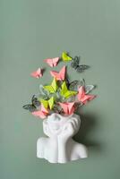 une figurine de une tête avec papillons sur une coloré Contexte. mental santé concept photo