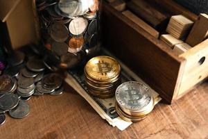 bitcoins d'or placés sur un bureau en bois photo