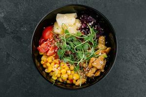 salade avec poulet et légumes. en bonne santé nourriture, régime le déjeuner concept. photo