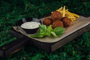 falafel avec français frites sur en bois plateau photo