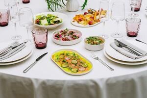 Saumon carpaccio et délicieux apéritifs dans une restaurant photo