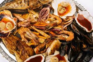 Frais crevette, langoustines, moules, calmar, poulpe et escalopes photo