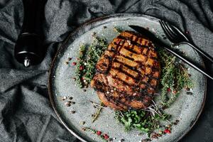 grillé porc hacher plat avec épices sur une assiette photo