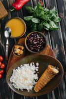 rôti poisson avec blanc riz sur une Coupe planche photo