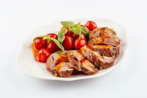 cuit Pain de viande avec épinard et tomates isolé sur blanc photo