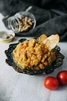 aubergine caviar dans une verre assiette photo