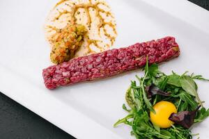 du boeuf tartare et Roquette avec Jaune d'œuf photo