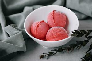 fraise la glace crème des balles dans une blanc bol photo