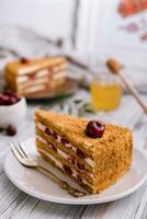 fait maison mon chéri gâteau avec Cerise sur assiette photo