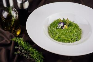 plat de Risotto avec asperges fermer photo