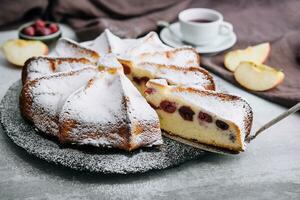 tarte avec cerises et en poudre sucre photo