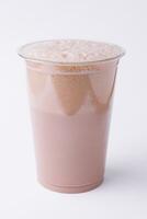 Chocolat Milk-shake dans Plastique prendre une façon tasse isolé photo
