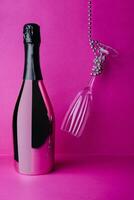 Champagne bouteille avec verre sur rose Contexte photo