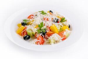 Frais légume grec salade sur blanc photo