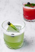 citron vert et fraise des cocktails avec gros pièce de la glace photo