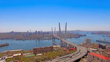 vue aérienne du panorama de la ville surplombant le pont d'or. photo