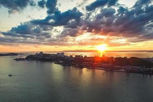 vladivostok, russie. vue aérienne du paysage urbain au coucher du soleil. photo