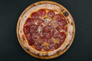 italien pepperoni Pizza sur Haut vue photo